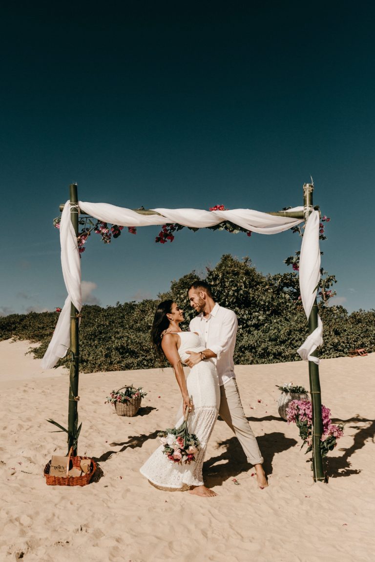 Mariage à l'étranger sur une plage, tendance mariage . Marie-clémentine Merlin Let's rock wedding , wedding planner & designer , organisatrice de mariage Nord Pas de Calais Hauts-de-France Douai Arras Lens Lille Valencienne elopement, mariage à l'étranger , destination wedding , mariage rock , geek , alternatif , atypique